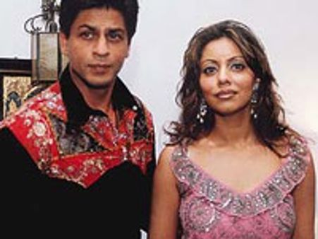 Shahrukh Khan flies off to Italy with Gauri