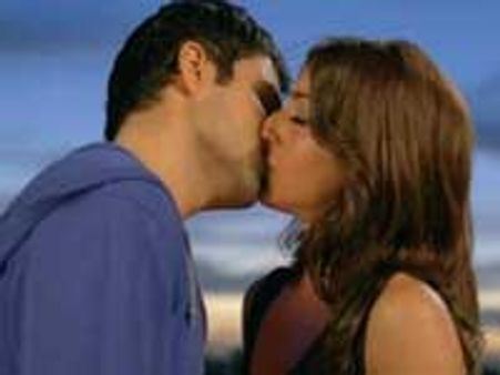 Emraan Hashmi kisses Soha Ali Khan