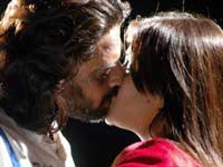 Arti's hot kiss for Neelaveni