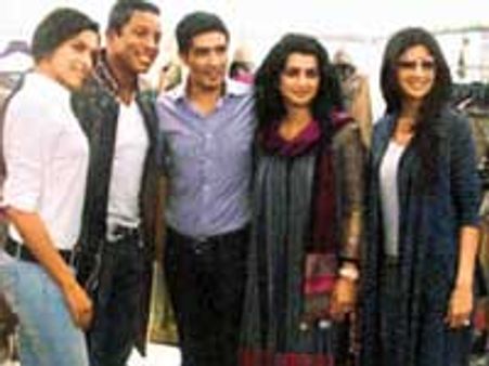 Bollywood beauties cheer Manish