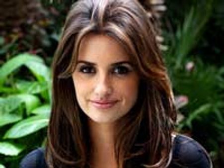 Penelope Cruz spotted with engagement ring