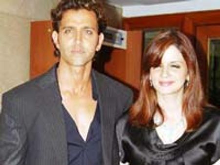 Suzanne blows kisses at Hrithik
