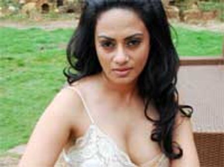 Shikha to do nude scene in The Three Kings