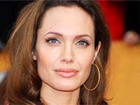 Jolie whips up b'day cake for son Maddox