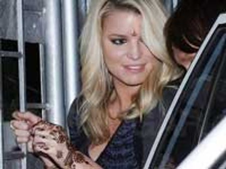 Jessica gets henna and bindi for India stay