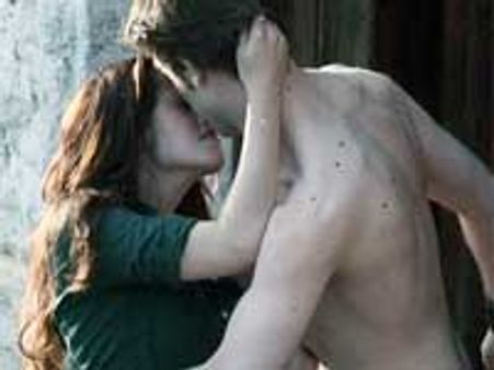 Robert Pattinson, Kristen Stewart caught kissing