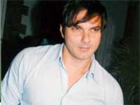 Sohail Khan takes off his shirt at party