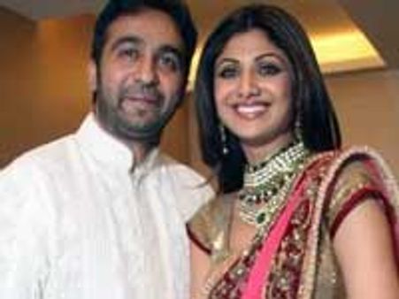 Shilpa-Raj get royal with their wedding card