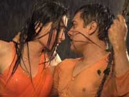 Aamir Khan planning a romantic film with Kareena