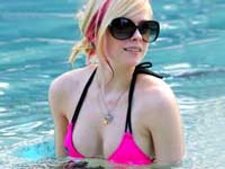 Avril Lavigne dating Wilmer Valderrama?