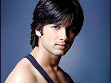 Shahid in love with Anushka Sharma?