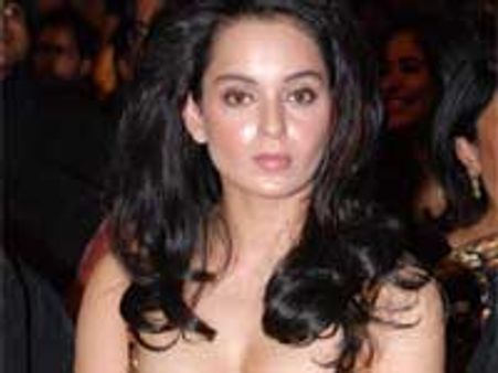 Kangana, Aarti hit back at 'Headley dating' story