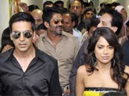 Akshay Kumar with Sameera in Katrina Kaif’s absence