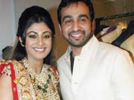 Shilpa-Raj to honeymoon with family!
