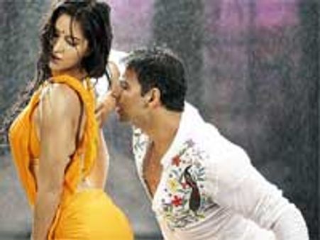 Akshay-Katrina rain song in De Dana Dan