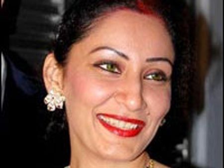 Sanjay wants Manyata to design jewellery