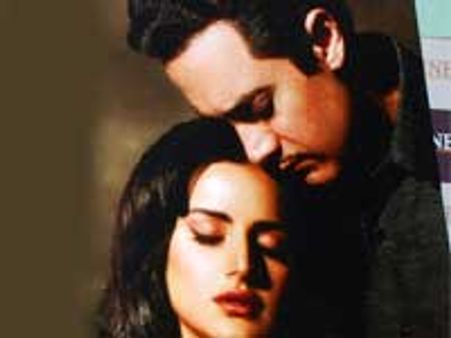 Aamir Khan gets close to Katrina Kaif