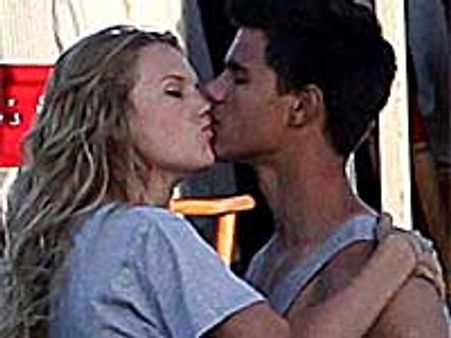 Taylor Swift, Taylor Lautner enjoy frozen yogurt date!