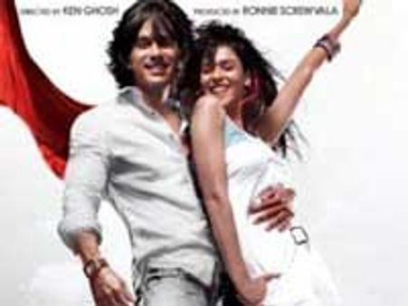 Genelia touches Shahid Kapoor's bum