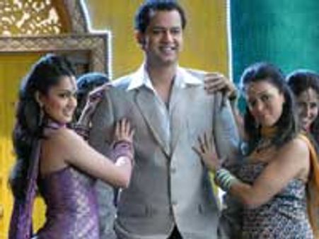 Rahul brings baraat on his own music!