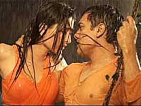 Aamir Khan's fan wants first ticket of 3 Idiots for Rs.11k