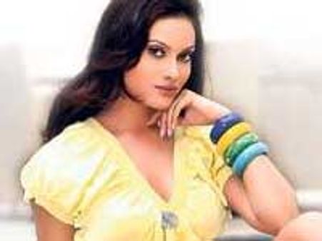 Nikki to follow Deepika Padukone's footsteps