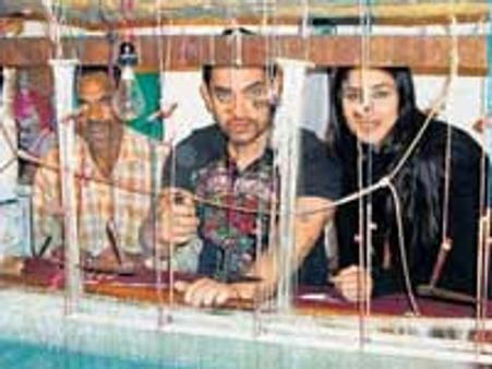 Aamir Khan gifts Kareena Kapoor a handloom saree