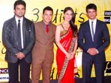 3 Idiots' Premiere rocks: SRK-Salman avoid brushing