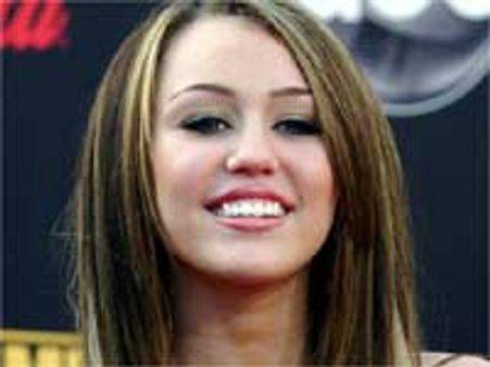 Miley Cyrus wants Taylor Swift to have same tattoo as her