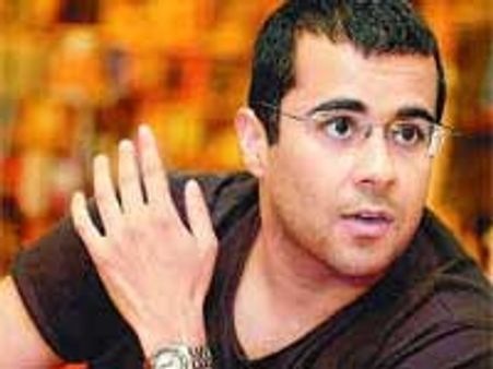 Chetan Bhagat hits out at 3 Idiots team
