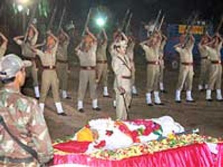 Vishnuvardhan laid to rest at Abhiman Studios