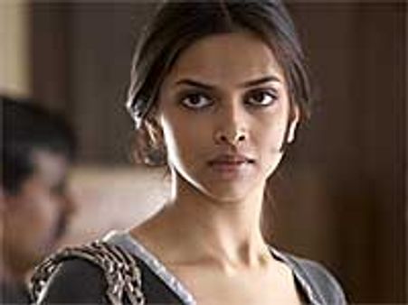 Deepika Padukone dines with 3 Idiots