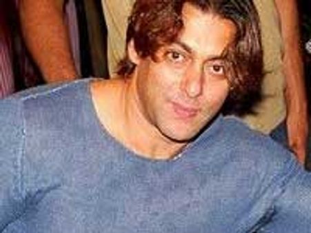 Salman sandwiched between ex-flames