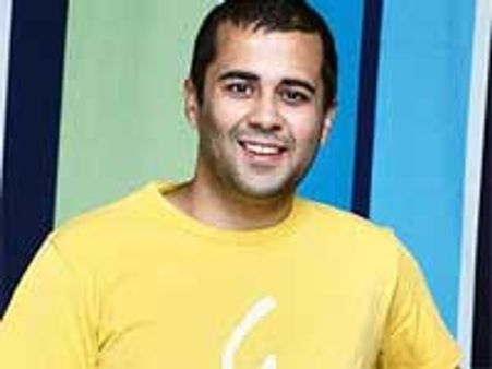 Chetan Bhagat becomes Aamir's neighbour