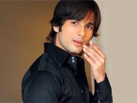 Shahid Kapoor bowled over by Aamir Khan