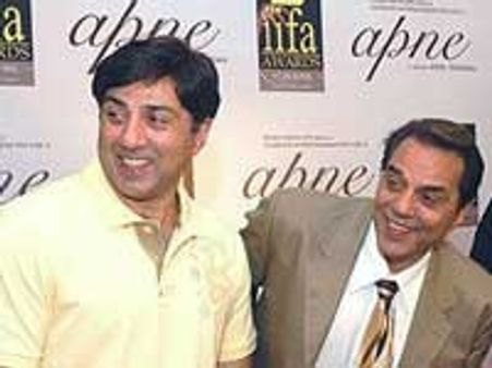 Dharmendra and Sunny Deol on Mahayatra