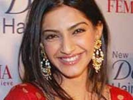 Sonam replaces Katrina in Thank You