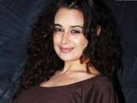 Ahmed gets back from Sharman and Yuvika