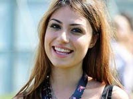 Gabriella Cilmi to cheer for Lewis Hamilton