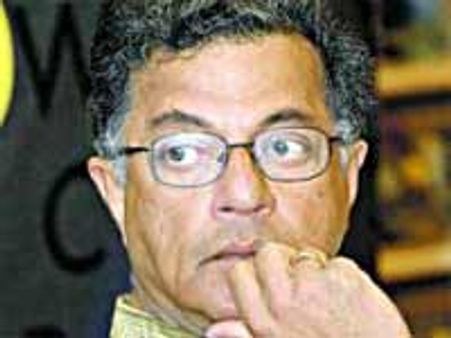 Karnad slams Slumdog Millionaire