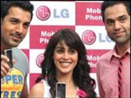 Genelia connects with John, Abhay on phone
