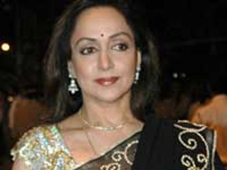 Hema Malini defies bad weather