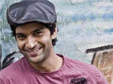 Purab Kohli scares Mrinalini on Hide N Seek sets