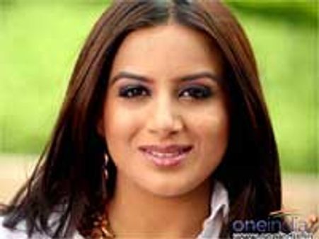 Pooja Gandhi set to replace Honey Rose