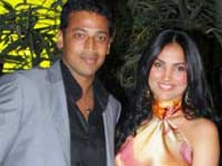 Lara Dutta, Mahesh make first public appearance