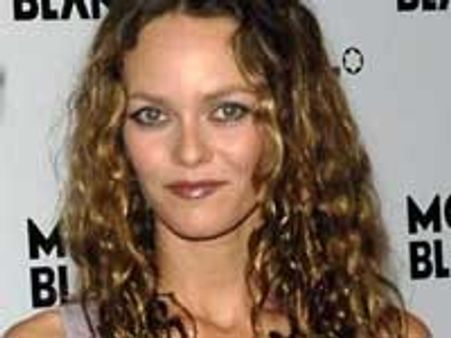 Paradis bans Depp doing love scene with jolie