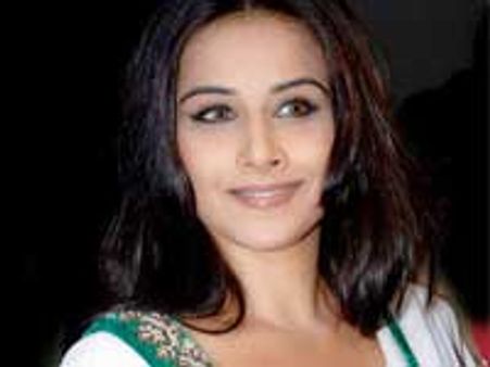 Balan, Amisha, Celina racing for Jogayya