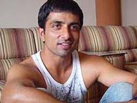 Sonu Sood fractures his nose while shooting