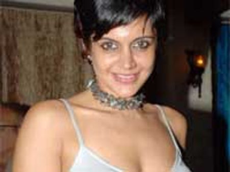 Mandira Bedi does a double in IPL 3