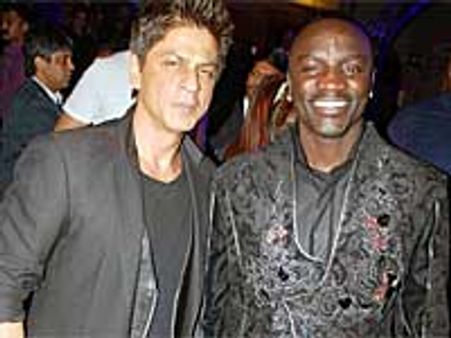Shahrukh Khan makes Akon to sing ‘Smack That'